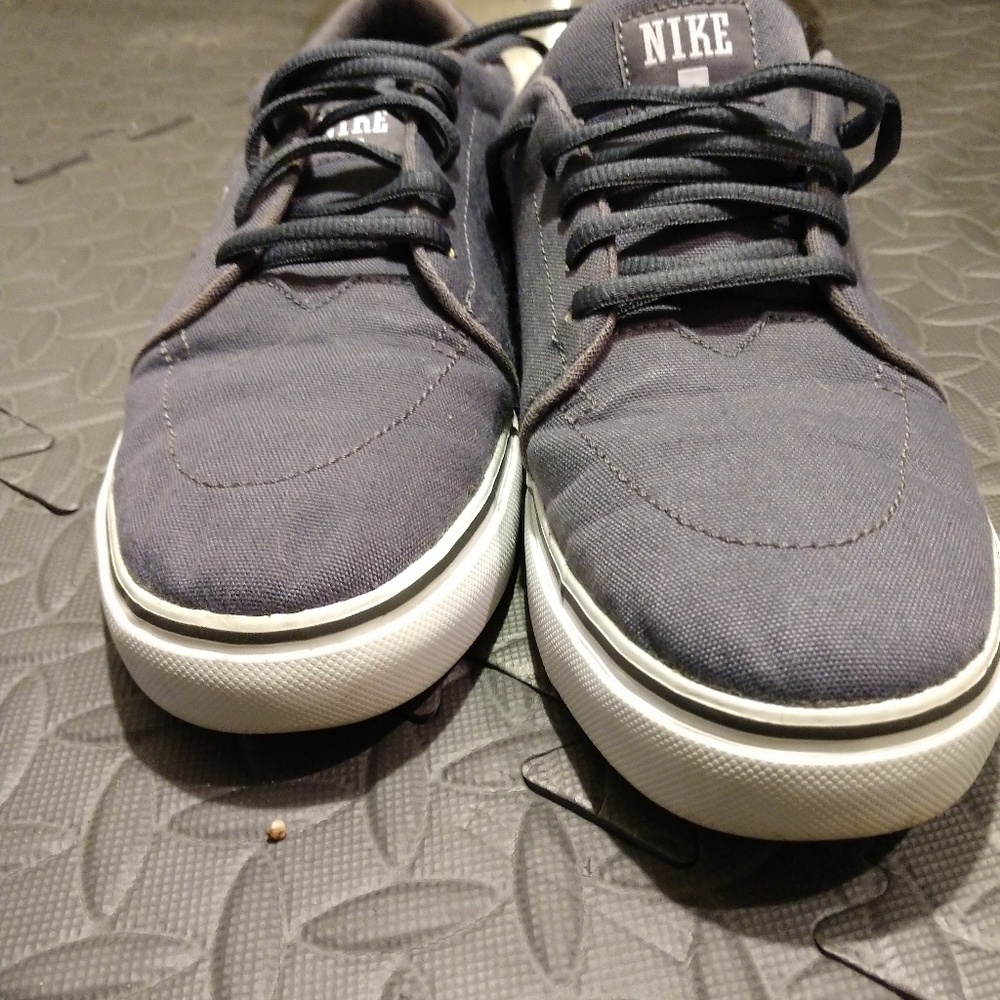 Mens Gray canvas  Nike shoes size 7.5